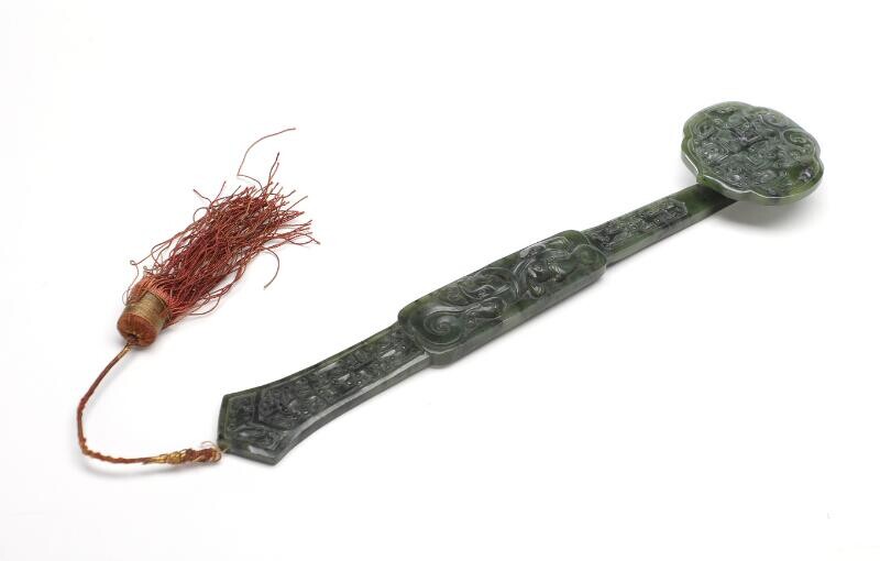 NOT SOLD. A Chinese 20th c. carved spinach green jade ruyi sceptre. L. 28 cm. – Bruun Rasmussen Auctioneers of Fine Art