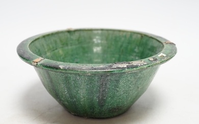 A Chinese green glazed bowl, Yuan-Ming dynasty, 19cm diamete...
