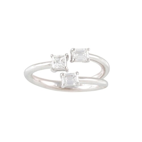 A DIAMOND DRESS RING, set with two baguette cut and one prin...