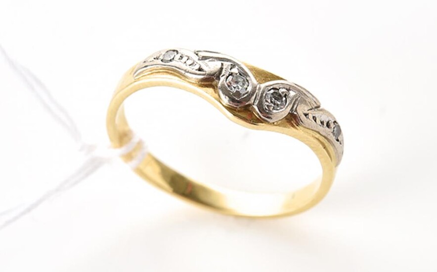 A DIAMOND SET BAND IN TWO TONE 18CT GOLD, RING SIZE M, 2.3GMS