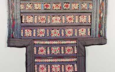 A GOOD 19TH / 20TH CENTURY CHINESE EMBROIDERED SILK