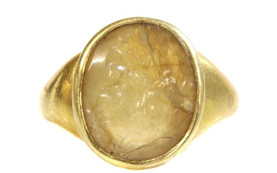 A Georgian gentlemen's gold agate intaglio cameo ring