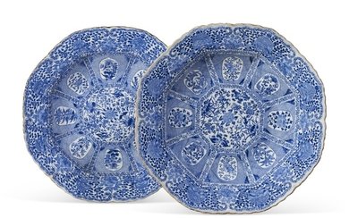 A LARGE PAIR OF CHINESE EXPORT BLUE AND WHITE DISHES
