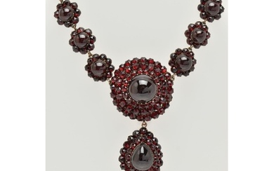 A LATE 19TH CENTURY GARNET NECKLACE, the silver gilt necklac...