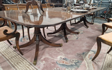 A GOOD QUALITY REGENCY STYLE MAHOGANY THREE PILLAR DINING TABLE WITH TWO LEAVES, THE RECTANGULAR TOP