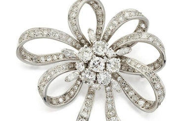 A MID 20TH CENTURY DIAMOND BROOCH, the central round
