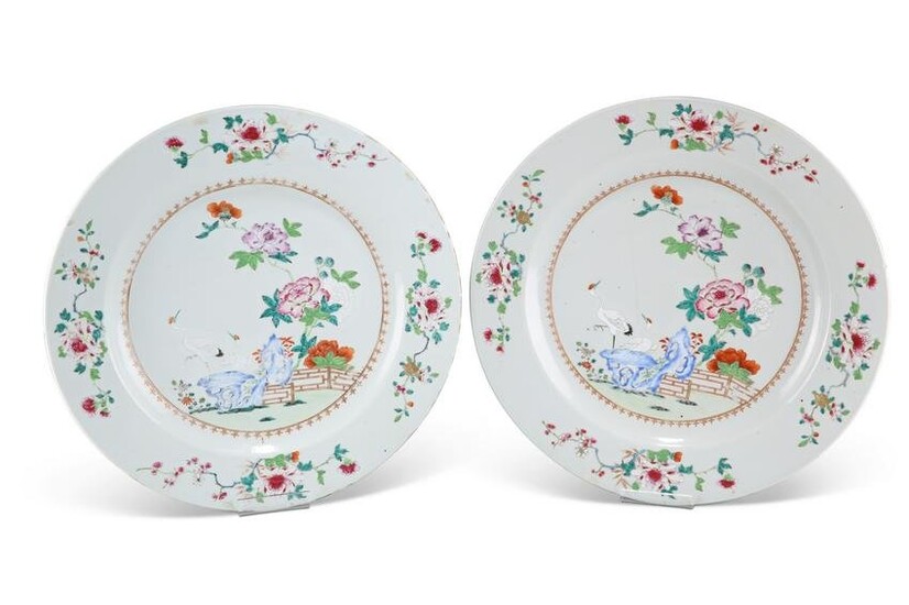 A PAIR OF 18TH CENTURY CHINESE FAMILLE ROSE CHARGERS