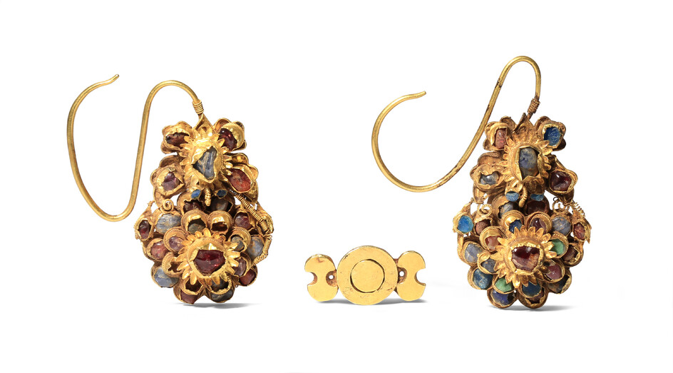 A PAIR OF CHINESE GOLD GEM-SET EARRINGS AND A GOLD BUTTON