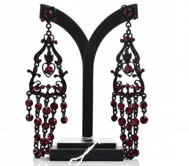 A PAIR OF LARGE RED PASTE COSTUME EARRINGS, TO POST AND BUTTERFLY FITTINGS, TOTAL LENGTH 11CM