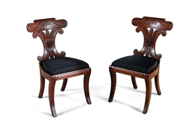 Paire de fauteuils d'apparat en acajou de la Régence, de style néo-grec, avec crêtes en...