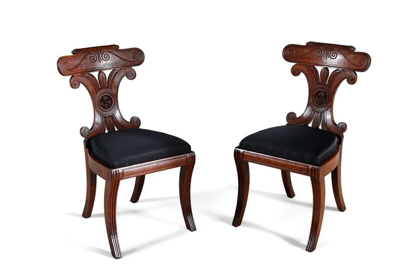 Paire de fauteuils d'apparat en acajou de la Régence, de style néo-grec, avec crêtes en...