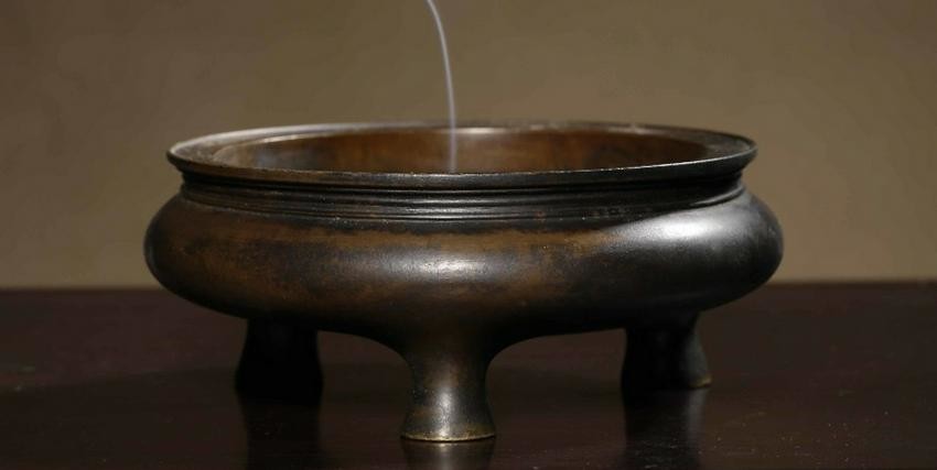 A QING DYNASTY STYLE COPPER CASTED TRIPOD CENSER