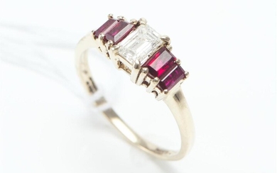 A RUBY AND DIAMOND RING IN 18CT GOLD, FEATURING A BAGUETTE CUT DIAMOND OF 0.43CT, FLANKED BY FOUR BAGUETTE CUT RUBIES TOTALLING 0.74...