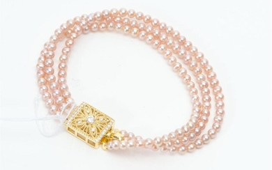 A TRIPLE STRAND PINK FRESH WATER SEED PEARL BRACELET TO A SILVER GILT CLASP, TOTAL LENGTH 170MM