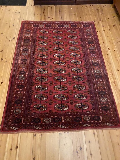 SOLD. A Turkoman Bochara rug. Classical Gül design. C. 2000. 260 x 167 cm. – Bruun Rasmussen Auctioneers of Fine Art