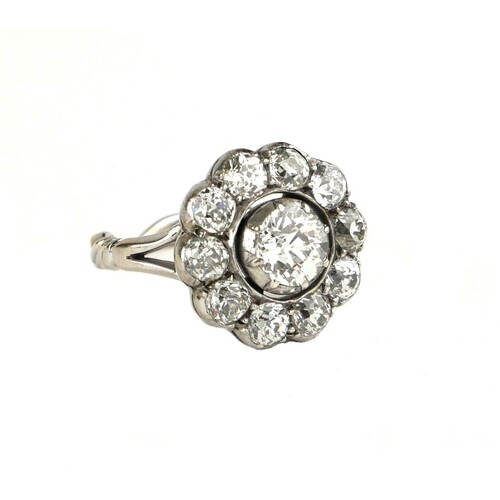 A VICTORIAN 18CT GOLD AND OLD CUT DIAMOND DAISY CLUSTER RING...