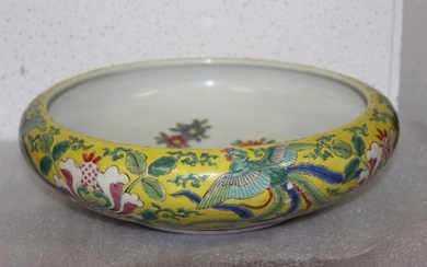 A Vintage/Antiqu Famille Jaune Porcelain Bowl
