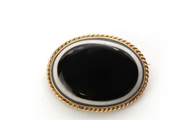 A late Victorian banded agate brooch