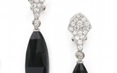 A pair of 18 karat white gold diamond and onyx earrings. Featuring old brilliant cut an single cut diamonds, ca. 0.75 ct. in total, ca. G-H, ca. VS and briolette cut onyx. Gross weight: 14.5 g.