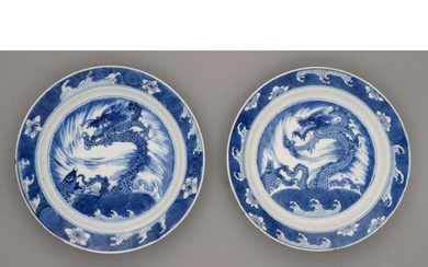 A pair of Chinese blue and white plates, Kangxi period, pain...