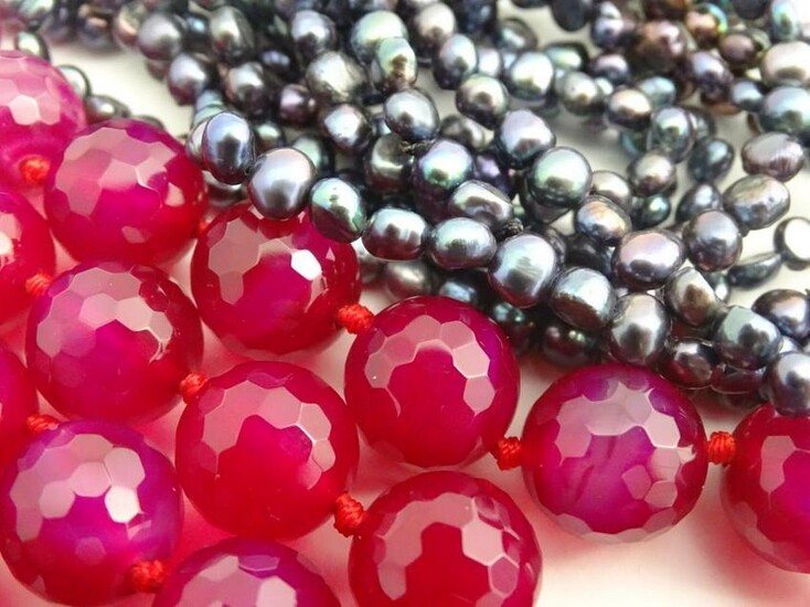 A retro fuchsia coloured quartz bead necklace 46" long