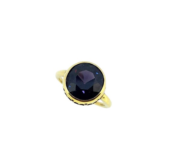 A single stone spinel ring