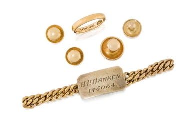 A small group of jewellery and dress accessories, comprising: a 22ct gold band ring, London hallmarks, 1917, 4.5g; an identity bracelet, the central cut-cornered rectangular plaque with inscription, to a 9ct gold curb link chain, adapted, chain...