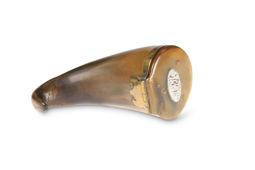AN EARLY 19TH CENTURY HORN SNUFF MULL, with brass hinge