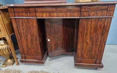 AN EARLY 20th C. MAHOGANY PEDESTAL DESK WITH THREE APRON DRAWERS OVER A CENTRAL RECESSED CUPBOARD