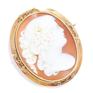 ANTIQUE CARVED CAMEO BROOCH in high carat yellow gold