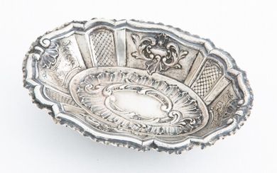 Alzatina ovale in argento sbalzato, gr. 425 ca. XX...