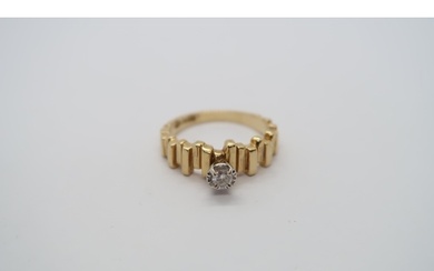 An 18ct yellow gold hallmarked single stone diamond ring, si...