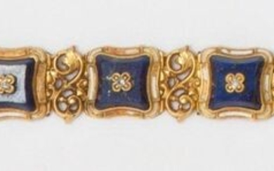 Articulated bracelet in white enamelled yellow gold with scroll decoration, decorated with eight lapis lazuli plates each set with antique cut diamonds. Early 20th century work. Length : 17cm. Rough weight: 33g.