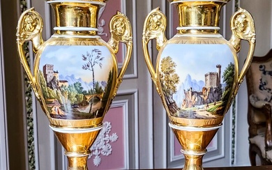 BERLIN KPM attribué à, Belle paire de Vases en porcelaine émaillée blanche et or alternant...
