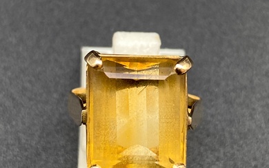Bague en or jaune (750) centrée d'une citrine rectangulaire facettée. Tour de doigt : 54...