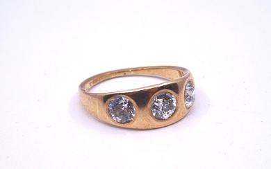 Bague jonc en or jaune (750 millièmes) sertie de 3 diamants de taille ancienne pesant...