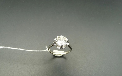Bague solitaire en or gris 18K (750/oo) et platine (850/oo) centrée d'un diamant coussin taille...