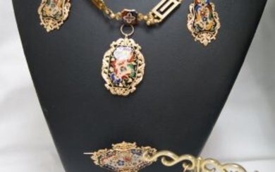 Beautiful set in enamelled 9 kt yellow gold including a necklace, a pair of earrings, a brooch and a small brooch/clip. Gross weight 58,2 g. Necklace restored at the level of the lateral pendants, to be revised, rough restoration.