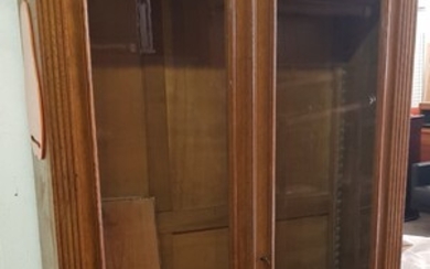 Bibliothèque en bois naturel mouluré ouvrant par deux portes vitrées sur les deux tiers. (quatre...