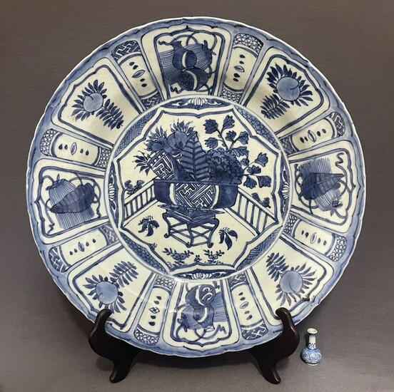 Bowl - Blue and white - Porcelain - Rare and very large charger - Peaches,peonies,tobacco leaf, swastika scroll in bowl - Mint condition - China - Ming dynasty, Wanli period (1572-1620)