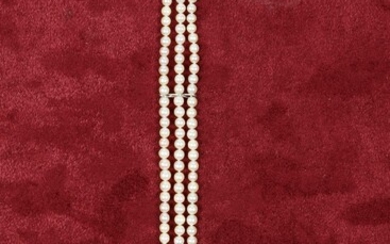 Bracelet En perles sur trois rangs, fermoir en or gris 18 K (750‰)accueillant 6 diamants Poinçon de joaillier “JC” Poids brut 13,13 g D. 6,5 cm