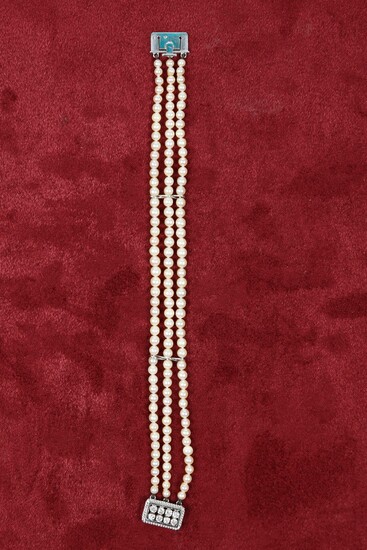Bracelet En perles sur trois rangs, fermoir en or gris 18 K (750‰)accueillant 6 diamants Poinçon de joaillier “JC” Poids brut 13,13 g D. 6,5 cm