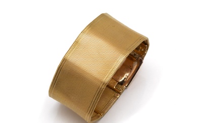 Bracelet ruban en or 750 millièmes, maille tressée souple. Il est agrémenté d'un fermoir à...