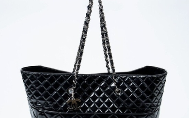 CHANEL Circa 2010/11 Cabas shopping Shopping tote Cuir verni matelassé noir Black quilted patent leather...