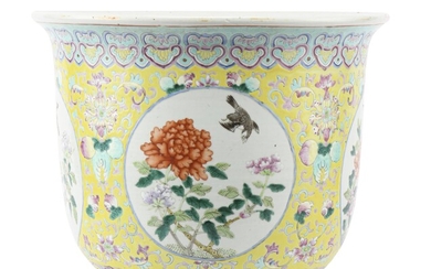 CHINE, Cache-pot en porcelaine à décor en famille rose, fin des Qing XIXème