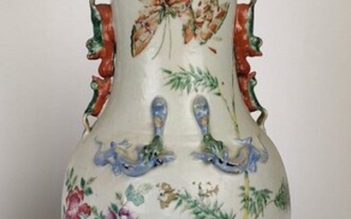 CHINE Deux vases formant paire de forme balustre...