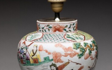 CHINE. Vase de forme balustre en porcelaine de la famille verte, anciennement monté en lampe....