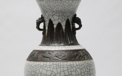 CHINE. Vase en porcelaine de Nankin à décor craque…