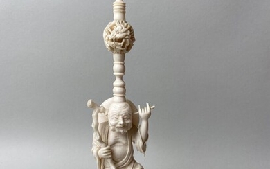CHINE, fin XIXe - début XXe. Support de boule de canton en ivoire sculpté de...