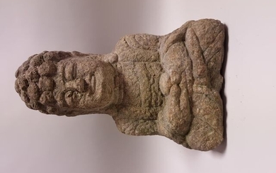 CHINE, région du SHANXI. BOUDDHA ASSIS en pierre sculptée en méditation, mains sur les genoux....